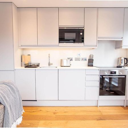 スラウTwo Bed Flat With Wrap Around Terrace Near Legoland, Windsor, Tube Stationアパートメント エクステリア 写真