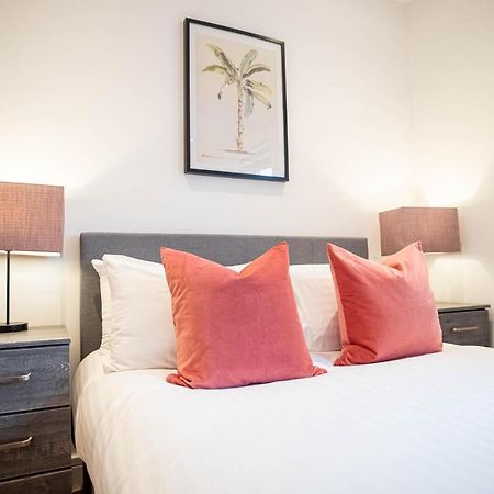 スラウTwo Bed Flat With Wrap Around Terrace Near Legoland, Windsor, Tube Stationアパートメント エクステリア 写真