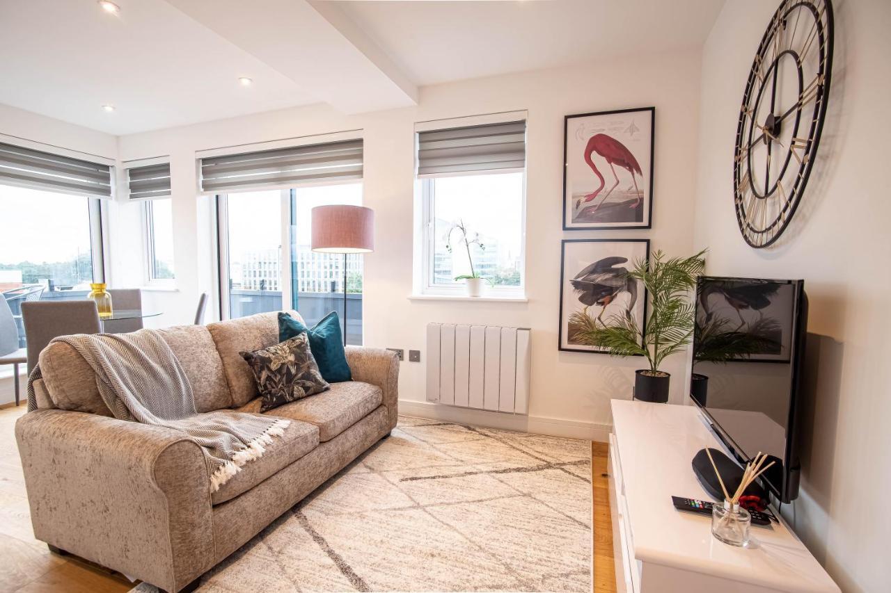スラウTwo Bed Flat With Wrap Around Terrace Near Legoland, Windsor, Tube Stationアパートメント エクステリア 写真