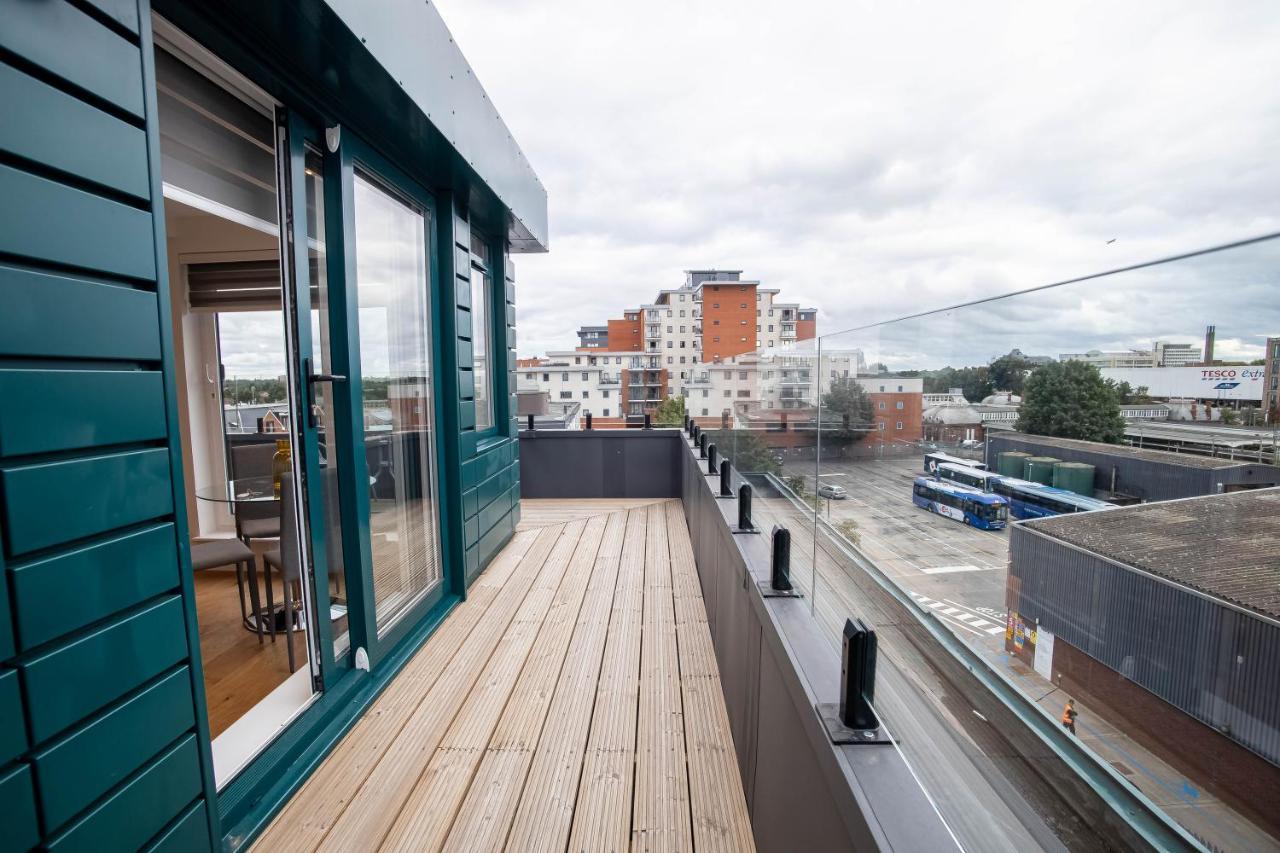 スラウTwo Bed Flat With Wrap Around Terrace Near Legoland, Windsor, Tube Stationアパートメント エクステリア 写真