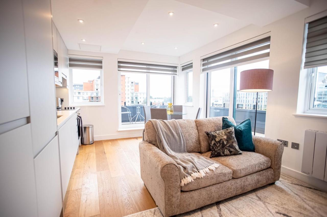 スラウTwo Bed Flat With Wrap Around Terrace Near Legoland, Windsor, Tube Stationアパートメント エクステリア 写真