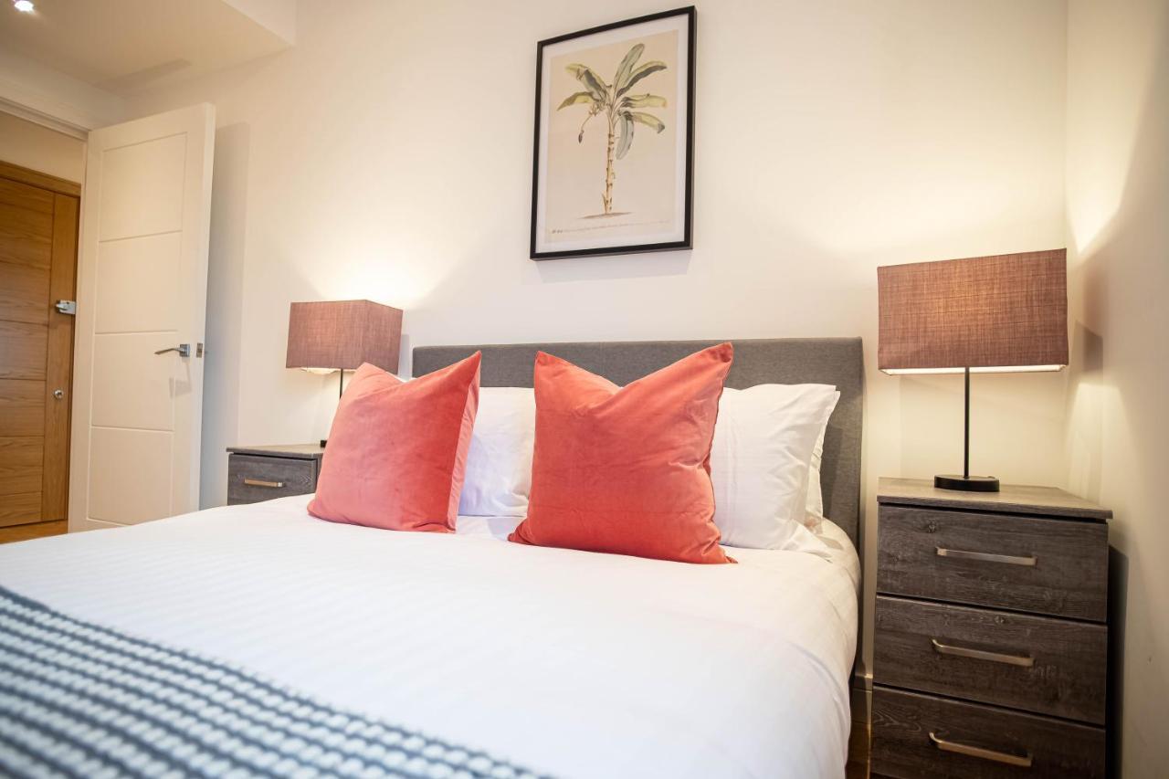 スラウTwo Bed Flat With Wrap Around Terrace Near Legoland, Windsor, Tube Stationアパートメント エクステリア 写真