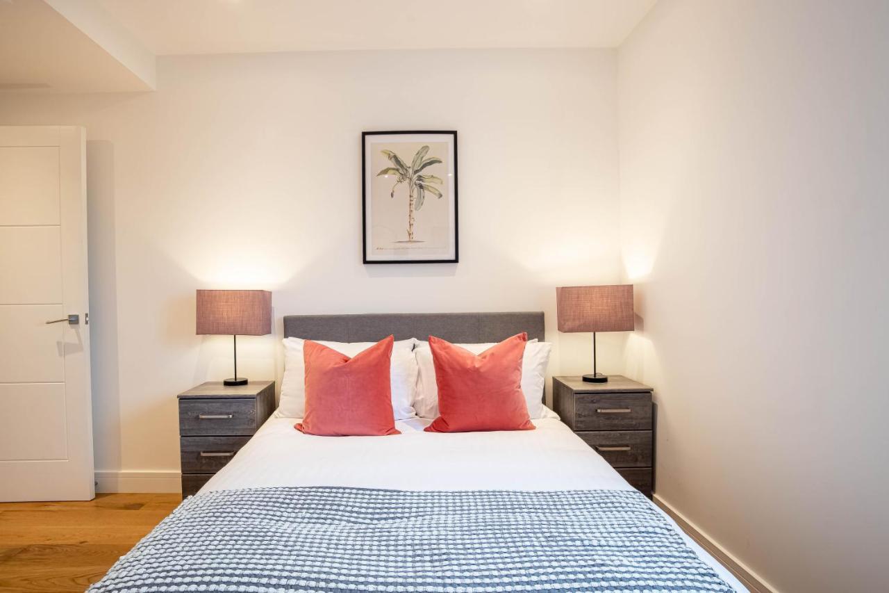 スラウTwo Bed Flat With Wrap Around Terrace Near Legoland, Windsor, Tube Stationアパートメント エクステリア 写真