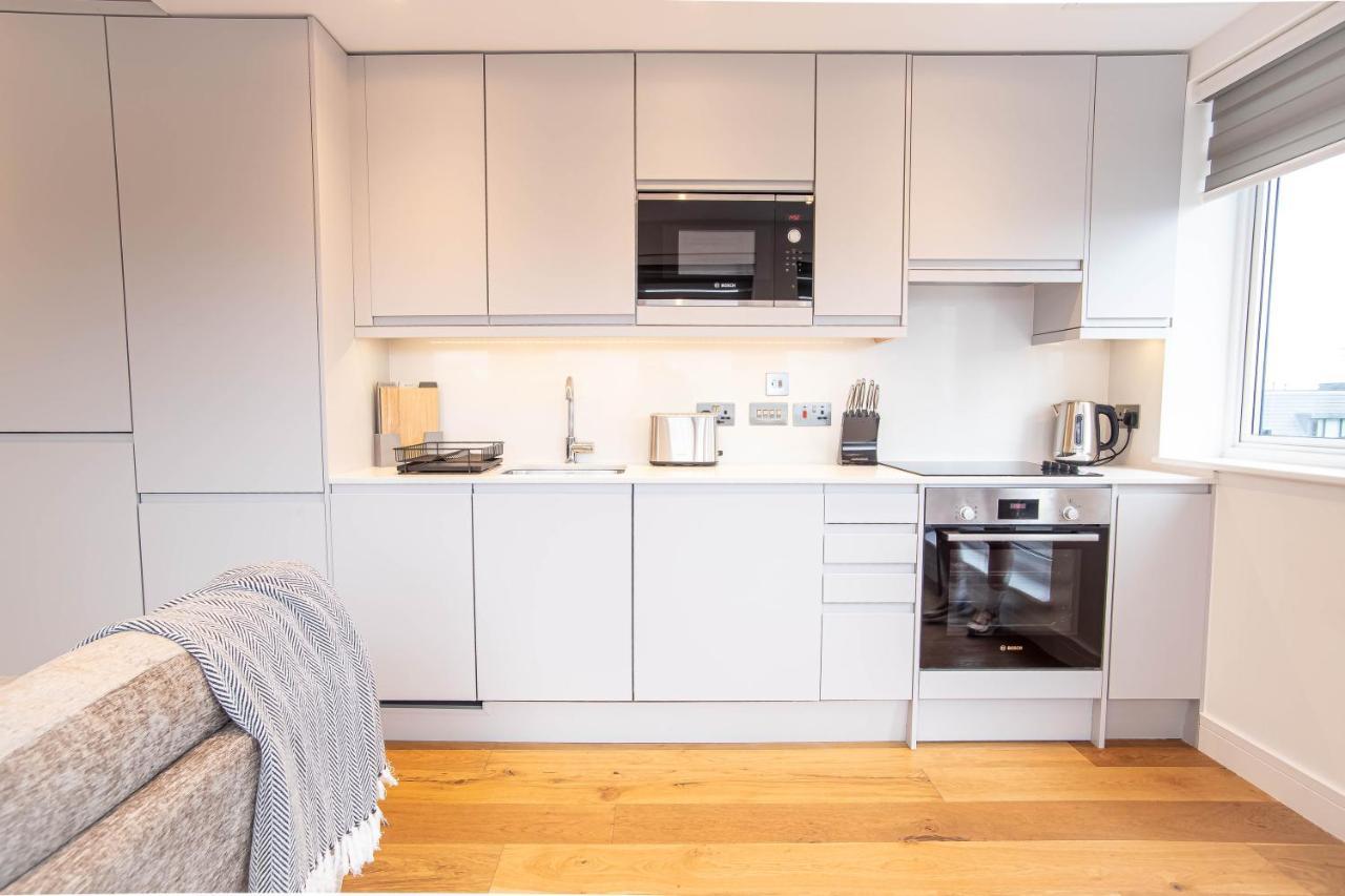 スラウTwo Bed Flat With Wrap Around Terrace Near Legoland, Windsor, Tube Stationアパートメント エクステリア 写真