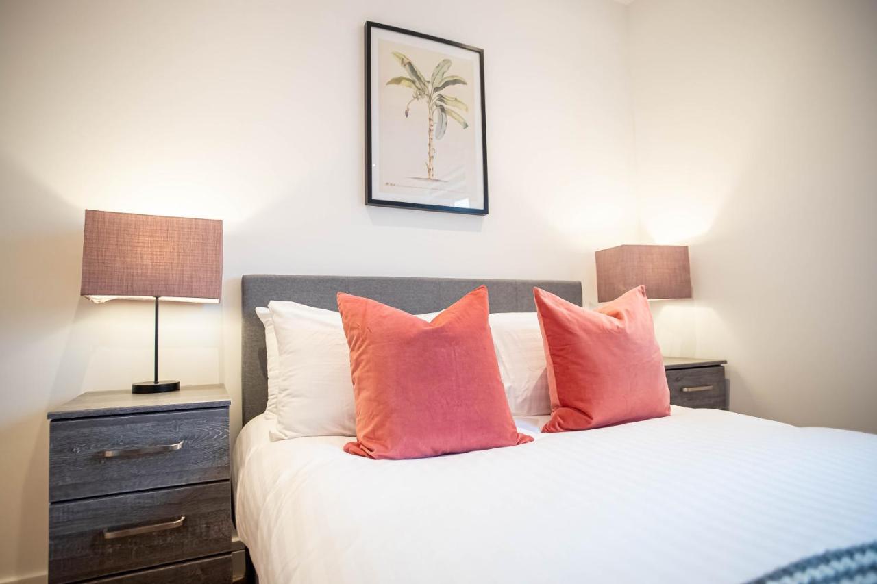 スラウTwo Bed Flat With Wrap Around Terrace Near Legoland, Windsor, Tube Stationアパートメント エクステリア 写真